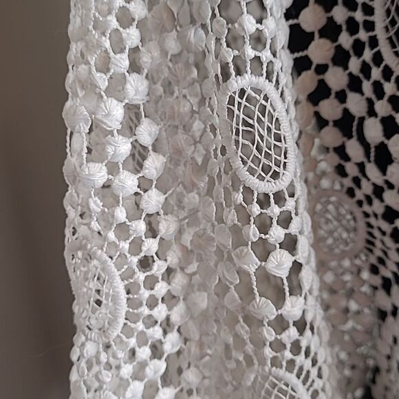 White popcorn lace layering top - Picture 3 of 7